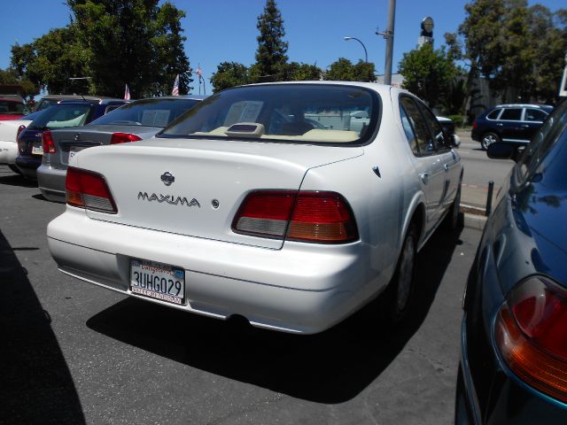 Nissan Maxima 1997 photo 1