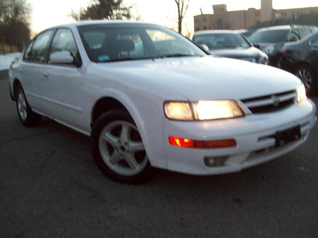 Nissan Maxima 1997 photo 1