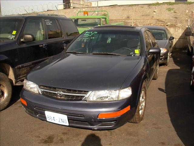 Nissan Maxima SLE Ext. Cab Short Bed 4WD Sedan