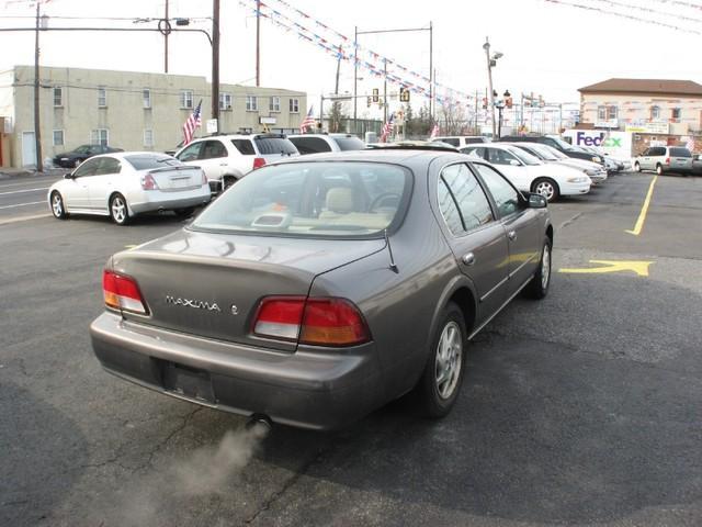 Nissan Maxima 1997 photo 2