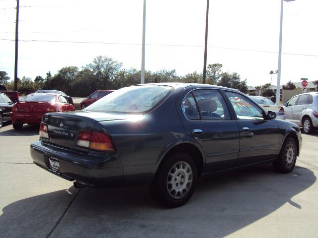 Nissan Maxima 1997 photo 1