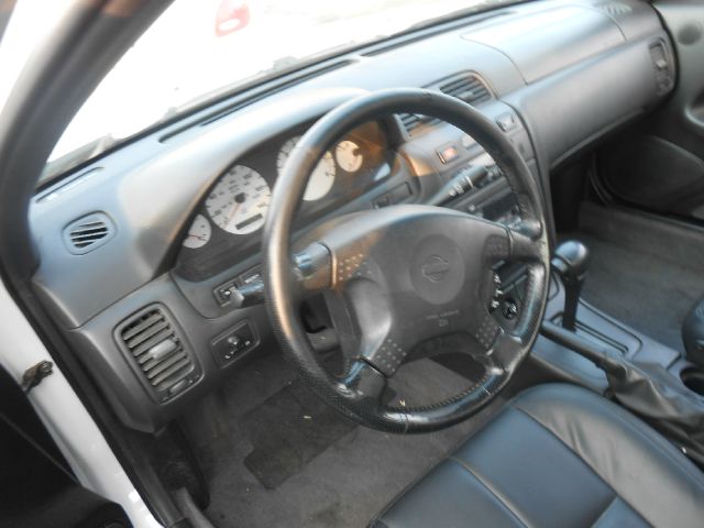 Nissan Maxima 1998 photo 2