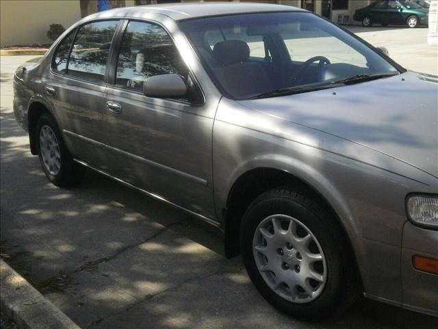 Nissan Maxima 1998 photo 1