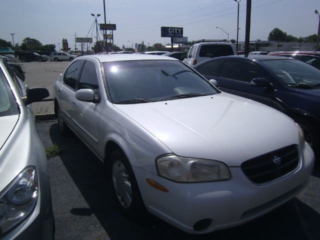 Nissan Maxima 2000 photo 1