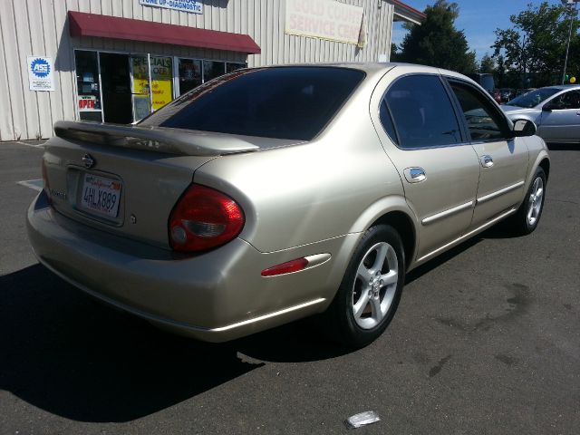 Nissan Maxima 2000 photo 1