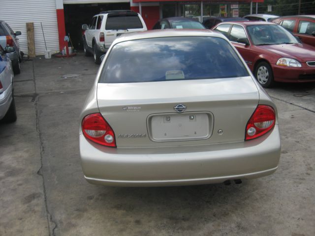 Nissan Maxima 2000 photo 1
