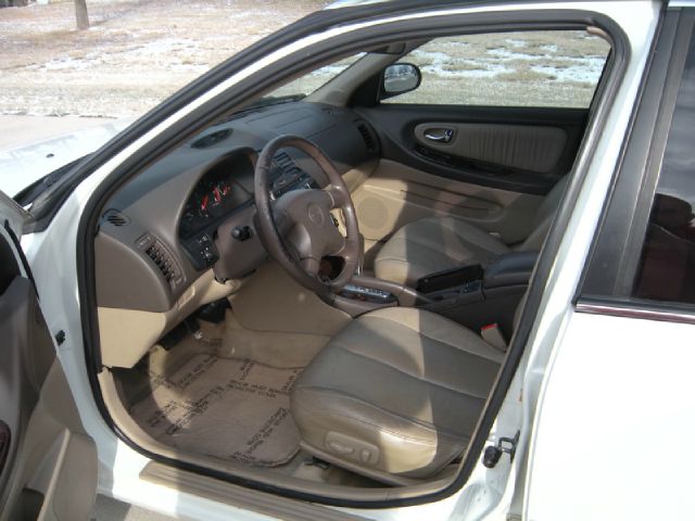 Nissan Maxima 2000 photo 2