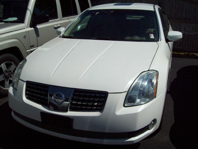 Nissan Maxima SE Sedan