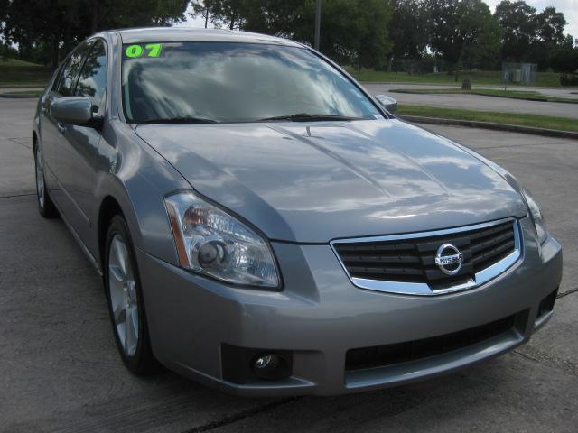 Nissan Maxima SE Sedan