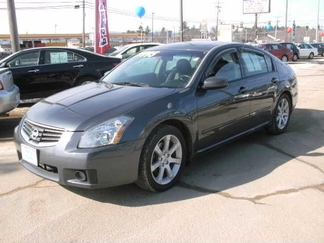 Nissan Maxima SE Sedan