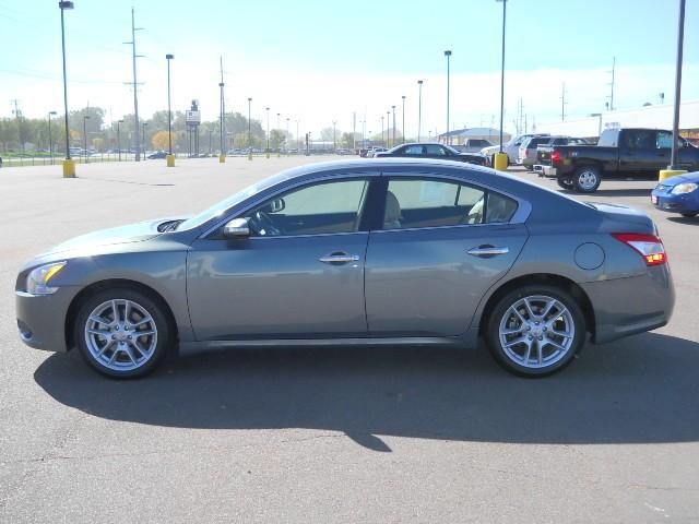 Nissan Maxima 2-door 6 BOX XL Sedan