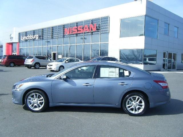 Nissan Maxima Regular Cab 4-wheel Drive Work Truck Sedan