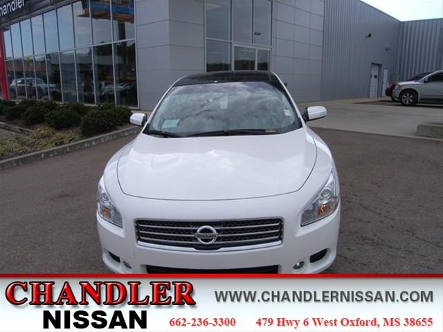 Nissan Maxima Regular Cab 4-wheel Drive Work Truck Sedan