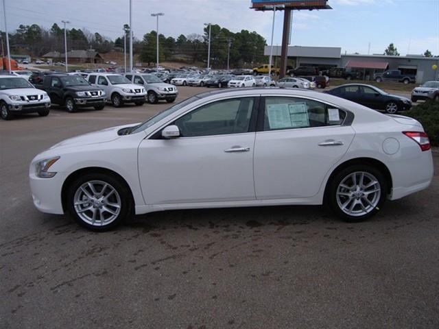 Nissan Maxima 2011 photo 1