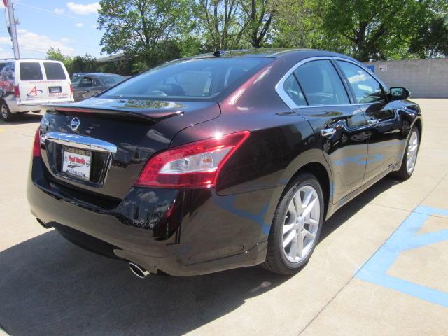 Nissan Maxima 2011 photo 1