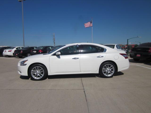 Nissan Maxima 2011 photo 1