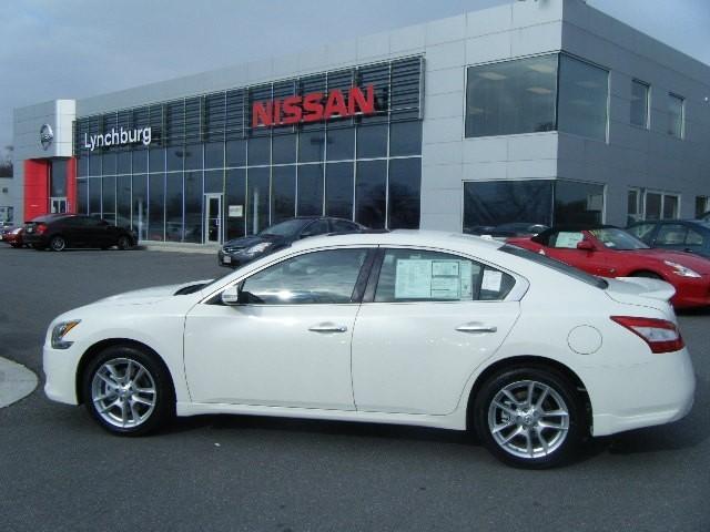 Nissan Maxima Regular Cab 4-wheel Drive Work Truck Sedan