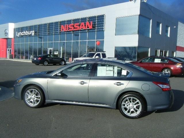 Nissan Maxima Regular Cab 4-wheel Drive Work Truck Sedan