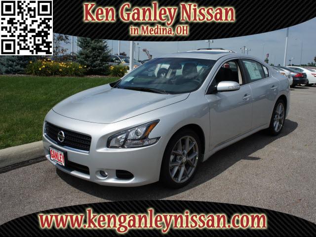 Nissan Maxima Regular Cab 4-wheel Drive Work Truck Sedan