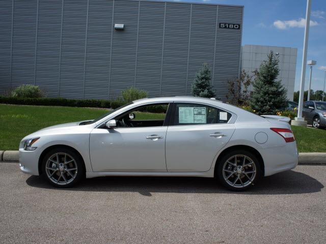 Nissan Maxima 2011 photo 1