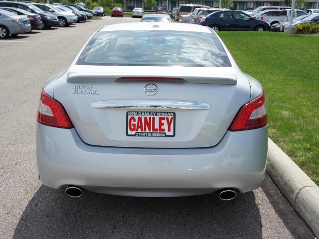 Nissan Maxima 2011 photo 2