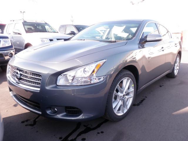 Nissan Maxima Regular Cab 4-wheel Drive Work Truck Sedan