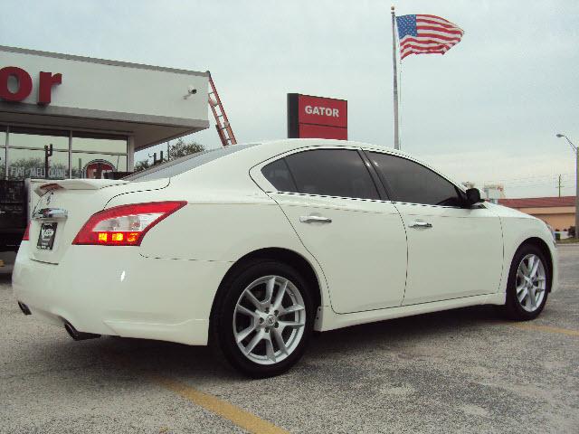 Nissan Maxima Supercab 139 XLT 4WD Sedan