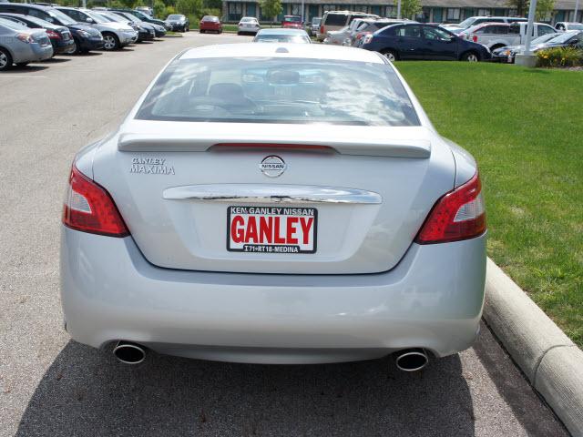 Nissan Maxima 2011 photo 2