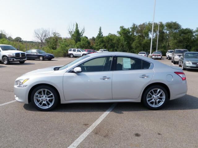 Nissan Maxima 2011 photo 1