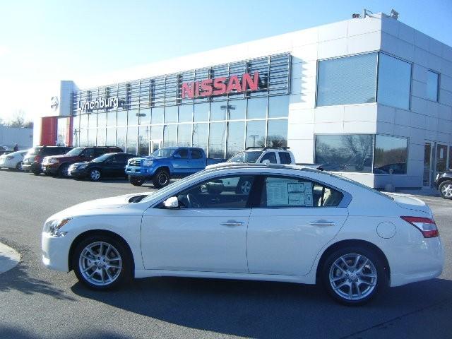 Nissan Maxima Ebony (19c) Sedan