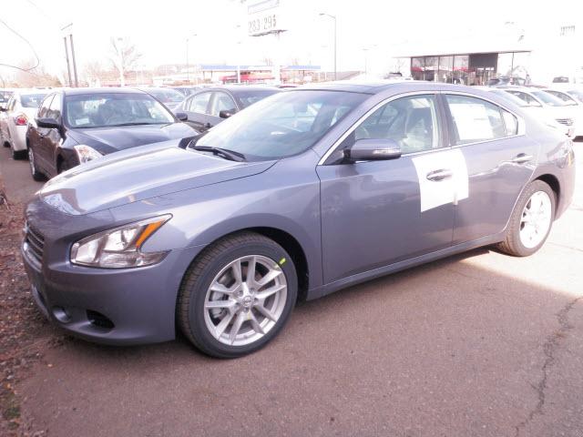 Nissan Maxima Regular Cab 4-wheel Drive Work Truck Sedan