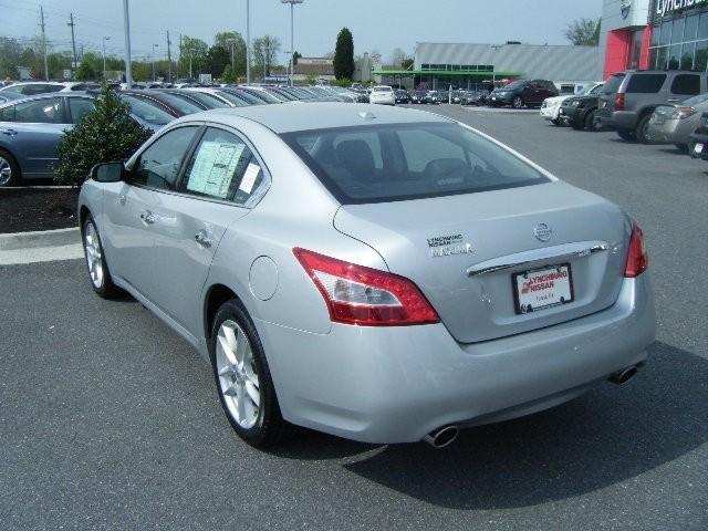 Nissan Maxima Regular Cab 4-wheel Drive Work Truck Sedan