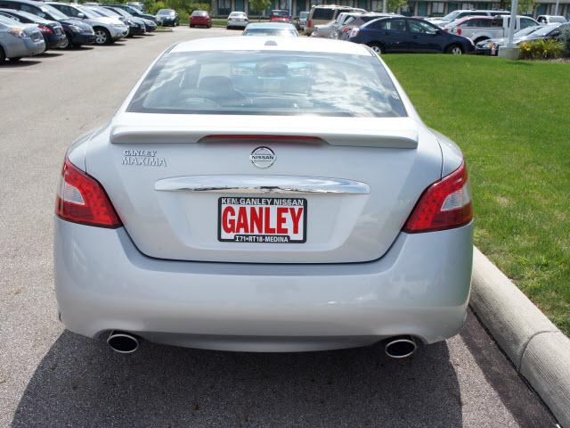 Nissan Maxima 2011 photo 2