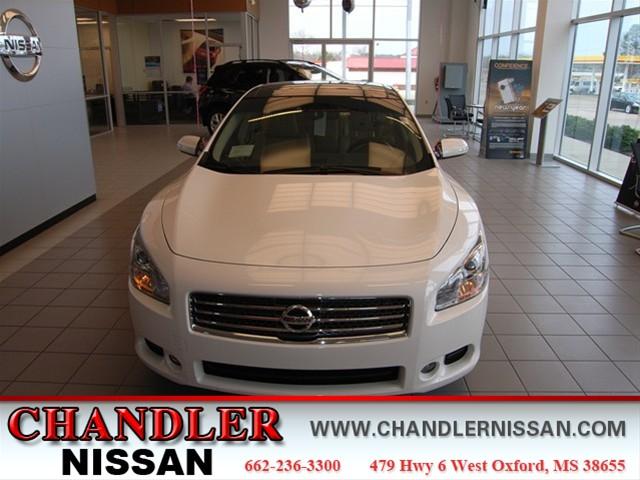 Nissan Maxima Regular Cab 4-wheel Drive Work Truck Sedan