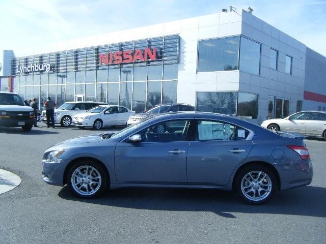 Nissan Maxima Regular Cab 4-wheel Drive Work Truck Sedan