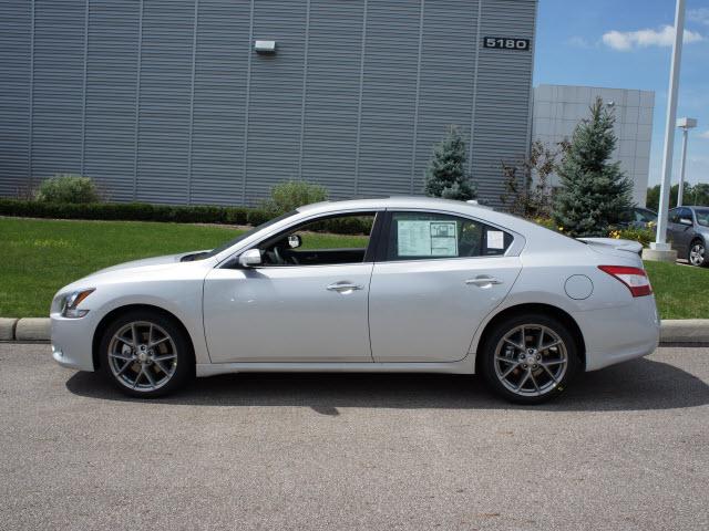 Nissan Maxima 2011 photo 1