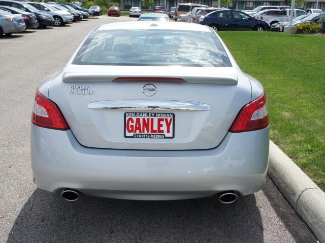 Nissan Maxima 2011 photo 2