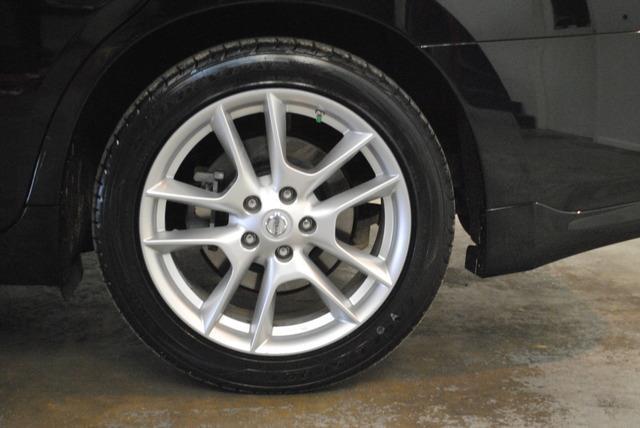 Nissan Maxima Regular Cab 4-wheel Drive Work Truck Sedan