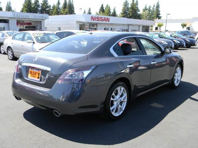 Nissan Maxima Regular Cab 4-wheel Drive Work Truck Sedan