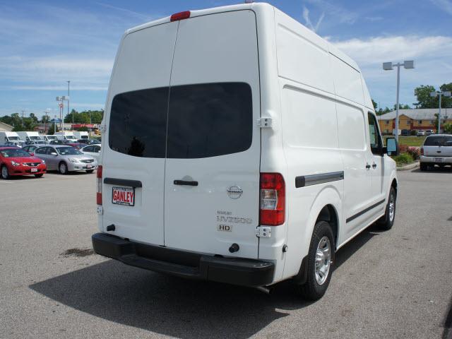 Nissan NV 2012 photo 2
