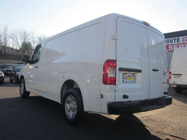 Nissan NV 2012 photo 2
