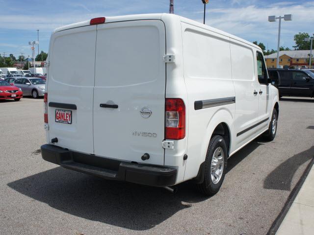 Nissan NV 2012 photo 2