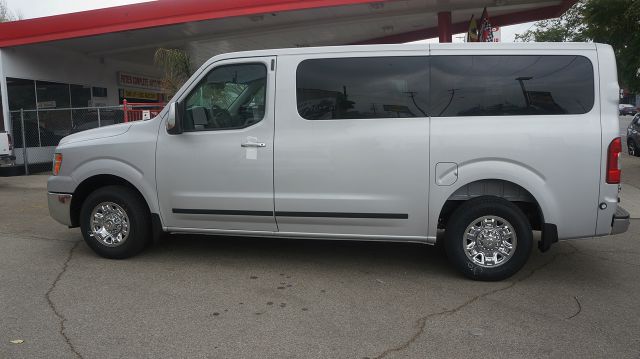 Nissan NV3500 2013 photo 2