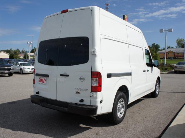 Nissan NV 2500 2012 photo 2
