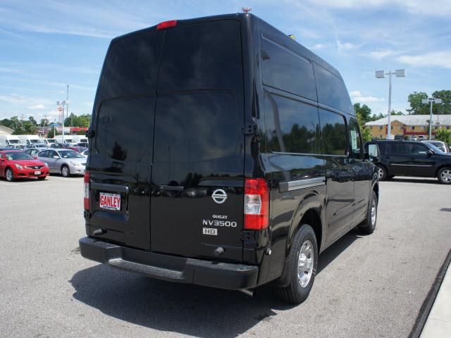 Nissan NV 2500 2012 photo 2