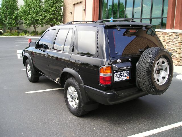 Nissan Pathfinder 1996 photo 2