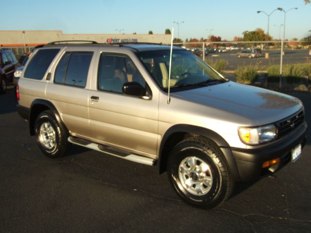Nissan Pathfinder 1996 photo 1