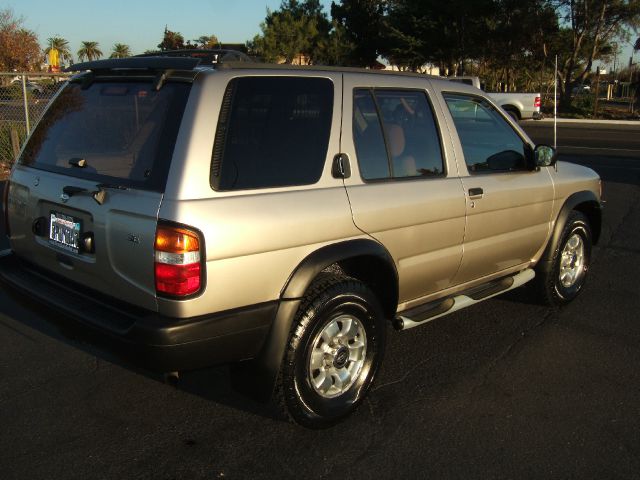 Nissan Pathfinder 1996 photo 2
