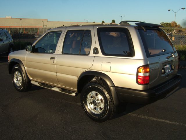 Nissan Pathfinder 1996 photo 3