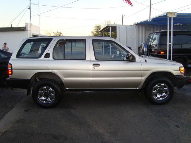 Nissan Pathfinder 1996 photo 3